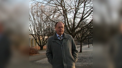 Schulleiter Walter Scharl auf dem Pausenhof des Max-Planck-Gymnasiums. „Hier gibt es noch einigen Platz für einen Erweiterungsbau.” (Foto: US)