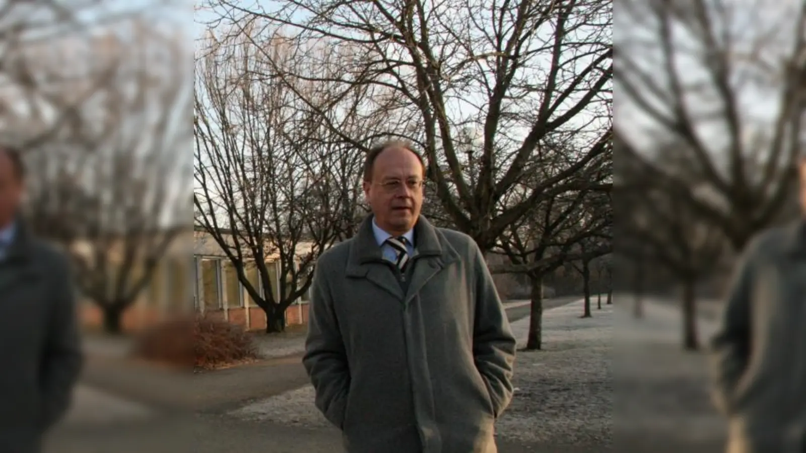 Schulleiter Walter Scharl auf dem Pausenhof des Max-Planck-Gymnasiums. „Hier gibt es noch einigen Platz für einen Erweiterungsbau.” (Foto: US)