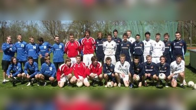 Lehrreich war das Emmeringer-Trainingslager für die Spieler von (v.l.) TSV Unterpfaffenhofen-Germering, TV Emmering und von der Nationalmannschaft. (Foto: pi)