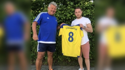 Poings Fußballchef Lucky Auer (links) begrüßte den regionalliga-erfahrenen Stefan De Prato. (Foto: Verein)
