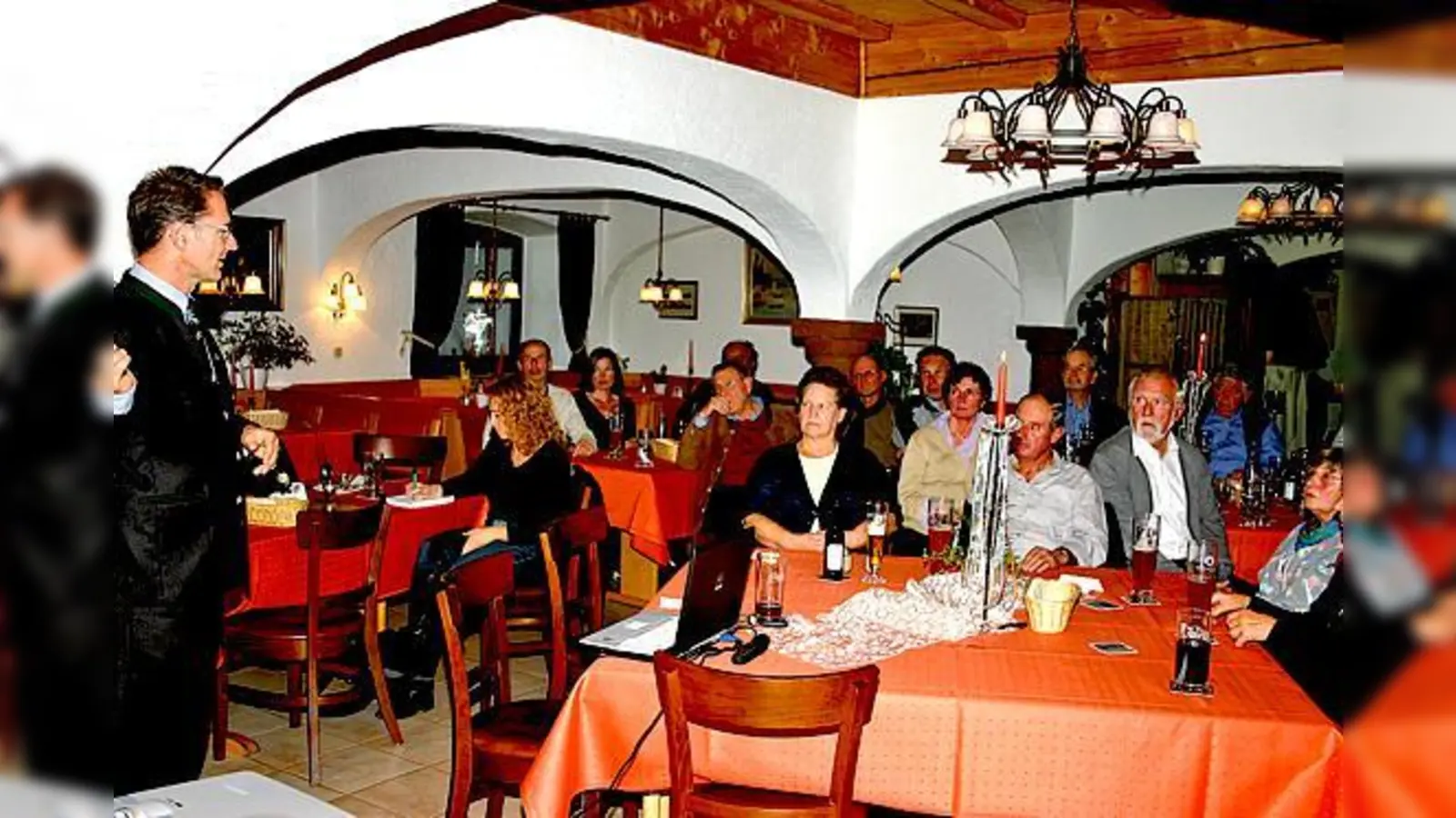 Bürgermeister Stefan Kern berichtete in Hofolding über das aktuelle Geschehen.	 (Foto: ReB)