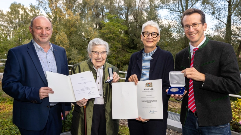 Freude bei der Ehrung (v.l.): Andechs Bürgermeister Georg Scheitz, Annemarie Heinrich-Kugler, Martina Neubauer und Landrat Stefan Frey.  (Foto: Landratsamt)