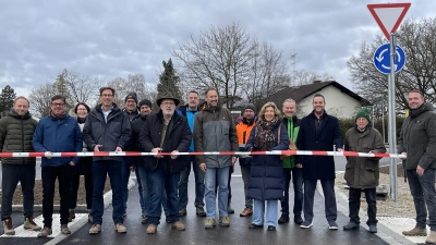 Bürgermeister Dr. Stefan Straßmair (4.v.l.) und 3. Bürgermeisterin Regina Wenzel (4.v.r.) eröffneten gemeinsam mit zahlreichen Projektverantwortlichen den neuen Verkehrskreisel in Hohenbrunn. (Foto: hw)