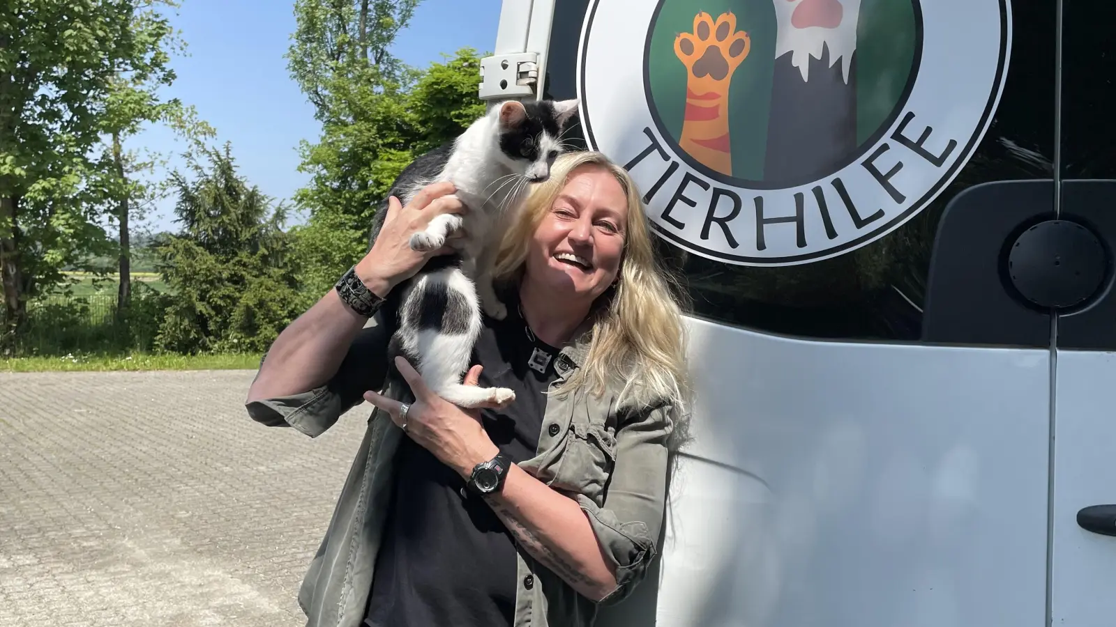Joanna Brosig mit ihrem ukrainischen Kater vor dem Transporter, der bereits mit dem neuen Logo des künftigen Vereins „Jo for Paws” beklebt ist. (Foto: pst)
