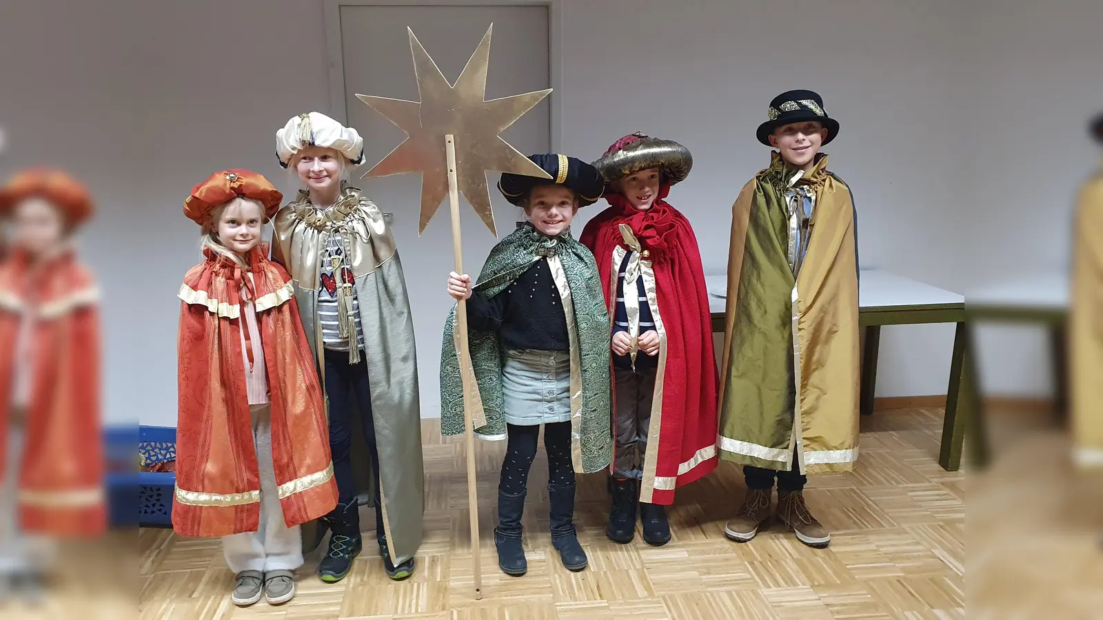 Die Kinder stellten die neuen Gewänder der Sternsinger vor. (Foto: Spindler)