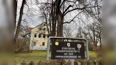 Das Haus an der Pippinger Straße soll zu einem Haus für Kinder umgebaut werden und die dringend benötigten Hortplätze zur Verfügung stellen. Doch die Stadt lässt sich damit Zeit. (Foto: Ulrike Seiffert)