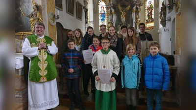 Die scheidenden Ministrantinnen und Ministranten zusammen mit Oberministrantin Laura Gabler (hinten Dritte von rechts) und Kaplan Bernd Rochna (links). Neu in das Amt eingeführt wurde Jakob Schießler. (Foto: dwu)