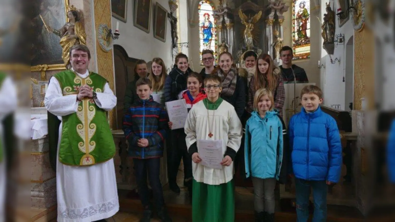 Die scheidenden Ministrantinnen und Ministranten zusammen mit Oberministrantin Laura Gabler (hinten Dritte von rechts) und Kaplan Bernd Rochna (links). Neu in das Amt eingeführt wurde Jakob Schießler. (Foto: dwu)