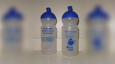 Auch der Wassertropfen Pauli findet: „Wasser ist mein Lieblingsgetränk”. Er zeigt sich ist auf den kostenlosen Trinkflaschen für Schüler.  (Foto: SWM)