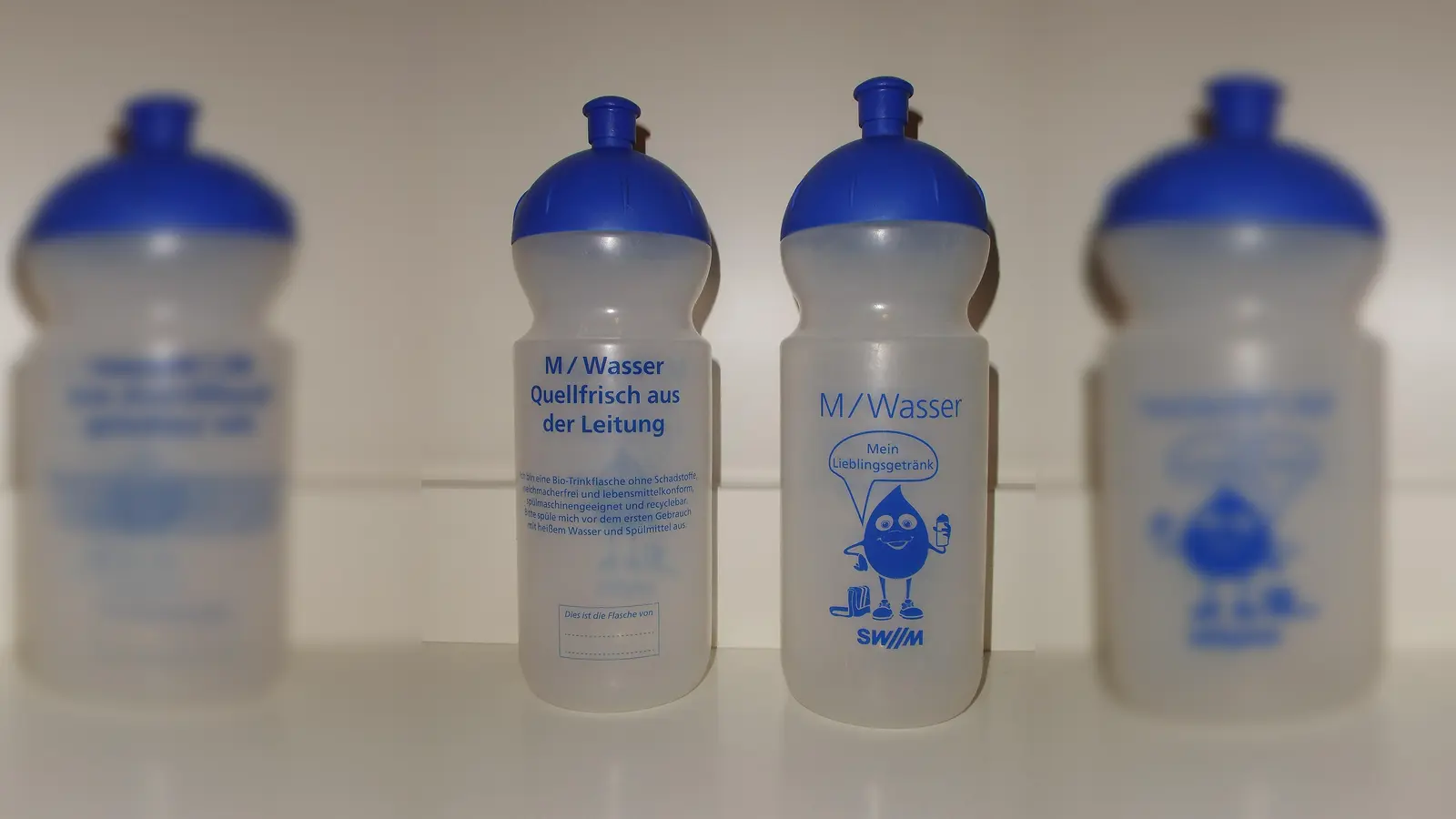 Auch der Wassertropfen Pauli findet: „Wasser ist mein Lieblingsgetränk”. Er zeigt sich ist auf den kostenlosen Trinkflaschen für Schüler.  (Foto: SWM)