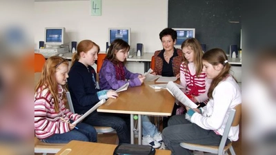 Arbeitsgemeinschaften wie die „AG Nachrichten“ von Rektorin Gudrun de la Camp (M.) haben zum guten Ergebnis beigetragen. Hier über (v.l.) Franziska, Sophie, Marina, Sandra und Sarah aus der 4c das Vortragen der Gotzmann-Nachrichten. (Foto: Eva Schraft)