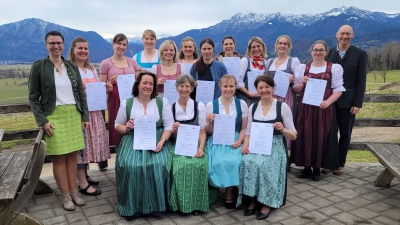 Freude bei der Übergabe der Zertifikate (sitzend v.l.): Christina Müller-Köhler, Christl Wurmer, Angela Kreuterer, Martina Guglhör sowie (stehend v.l.) Bezirksbäuerin Irmgard Posch, Brigitte Buchenberger, Bettina Promberger, Christine Schauer, Barbara Pantele, Alexandra Führer, Antonia Dorchholz, Maria Nuscheler, Brigitte Reindl, Diana Fischer und BBV-Geschäftsführer Thomas Müller. (Foto: BBV)