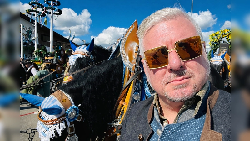 Kabarettist, Schauspieler und Oktoberfestforscher: Moses Wolff nimmt die Teilnehmer mit auf eine Reise durch die Bayerische Sprache und Kultur.  (Foto: Moses Wolff)