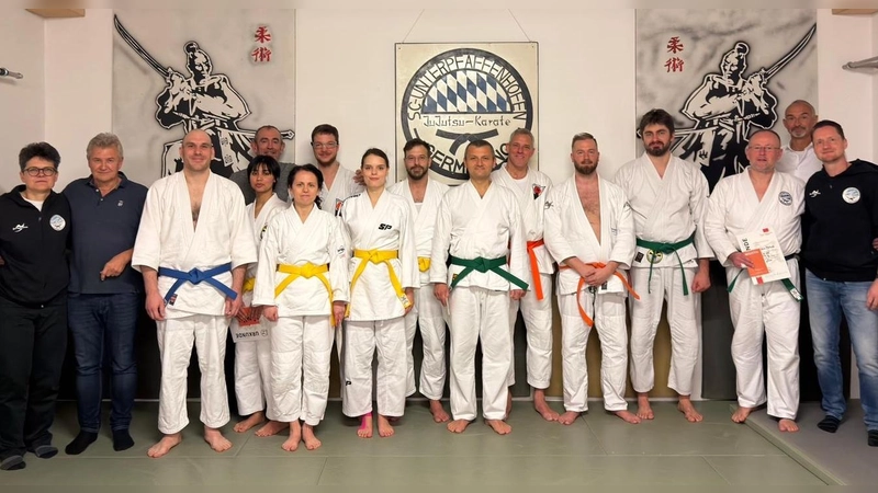 Die Teilnehmenden, Trainer und Prüfer (v.l.): Prüferin Susanne Laumer, Trainer Günter Bauer, Enrico Scomazzon, Moska Popal, Trainer Albert Wunder, Elena Mirela Olariu, Stefan Kneidl, Penelope Dey, Paul Uhlmann, Cristian Chereji, Christopher Winkler, Andreas Süßl, Jakob Heemken, Edwin Matusek, Prüfer Ralf Dietrich sowie Trainer Eike Sommer. (Foto: Uwe Wolff/SCUG)