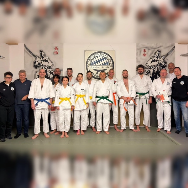 Die Teilnehmenden, Trainer und Prüfer (v.l.): Prüferin Susanne Laumer, Trainer Günter Bauer, Enrico Scomazzon, Moska Popal, Trainer Albert Wunder, Elena Mirela Olariu, Stefan Kneidl, Penelope Dey, Paul Uhlmann, Cristian Chereji, Christopher Winkler, Andreas Süßl, Jakob Heemken, Edwin Matusek, Prüfer Ralf Dietrich sowie Trainer Eike Sommer. (Foto: Uwe Wolff/SCUG)