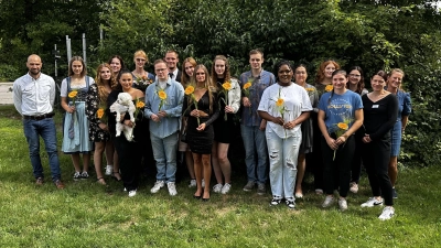 Die Absolventinnen und Absolventen der Berufsfachschule für Pflege gemeinsam mit Schulleiter Thomas Schäfer (links), Kursleiterin Regina Möller (fünfte von links) und ihren Praxisanleiterinnen. (Foto: Krankenhaus GmbH Weilheim-Schongau)