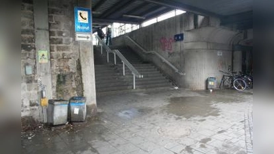 Die Aufgänge zur Wartehalle und zum Bahnsteig am S-Bahnhof Laim sind verschmutzt und von Taubenkot verdreckt. Nun sollen endlich Maßnahmen greifen, die Tauben abzuwehren. (Foto: tg)