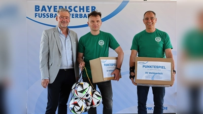Christian Duve (rechts) und Georg Batshoun vom SV Waldperlach mit BFV-Vizepräsident Robert Schraudner (links). (Foto: Fabian Frühwirth/BFV)