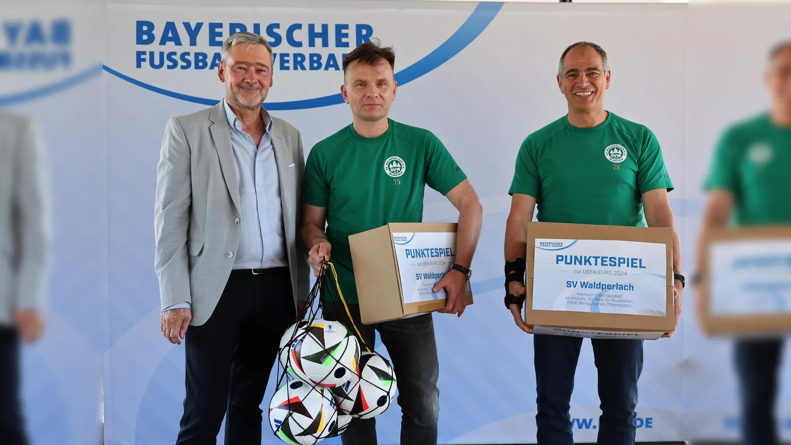 Christian Duve (rechts) und Georg Batshoun vom SV Waldperlach mit BFV-Vizepräsident Robert Schraudner (links). (Foto: Fabian Frühwirth/BFV)