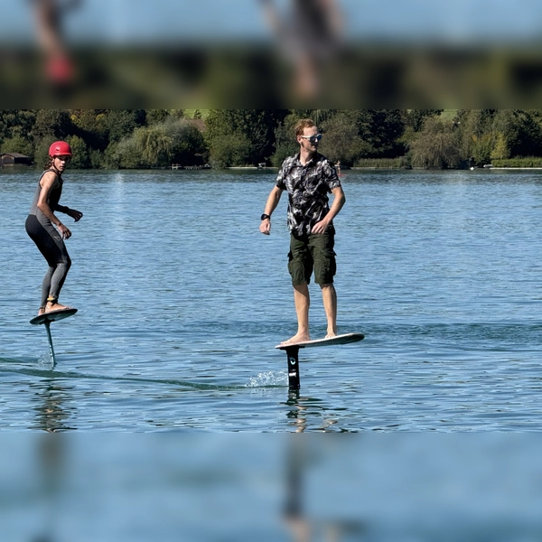 Mit reiner Muskelkraft halten die Pumpfoiler ihr Board in der Schwebe. (Foto: pst)