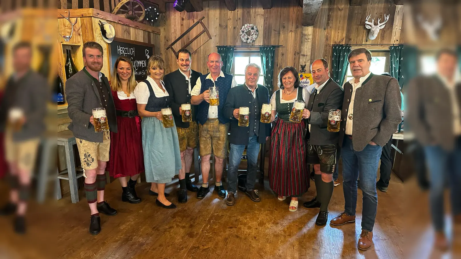 Was die Besucher dieses Jahr erwartet, präsentiertne die Siedlergemeinschaft Karlsfeld Nord und die Festwirtsfamilie Brandl im Rahmen der traditionellen Bierprobe. Von links: Daniel Wechselberger, Julia Baehr, Manuela Brandl, Anton Maier, Manfred Klein, Peter Brandl, Christa Berger-Stögbauer, Josef Wildgruber und Bürgermeister Stefan Kolbe.<br>Als Fotokredit bitte angeben:  (Foto: Agentur Weimer & Paulus)