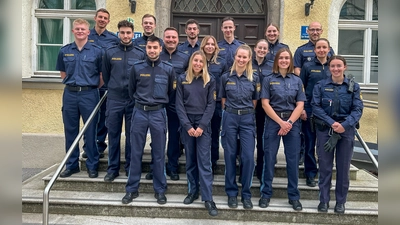 Polizeidirektor Dominic Fischer (hinten rechts) freut sich über 14 neue Kolleginnen und Kollegen, die ihren Dienst in der Polizeiinspektion Au angetreten haben. (Foto: Polizei München)