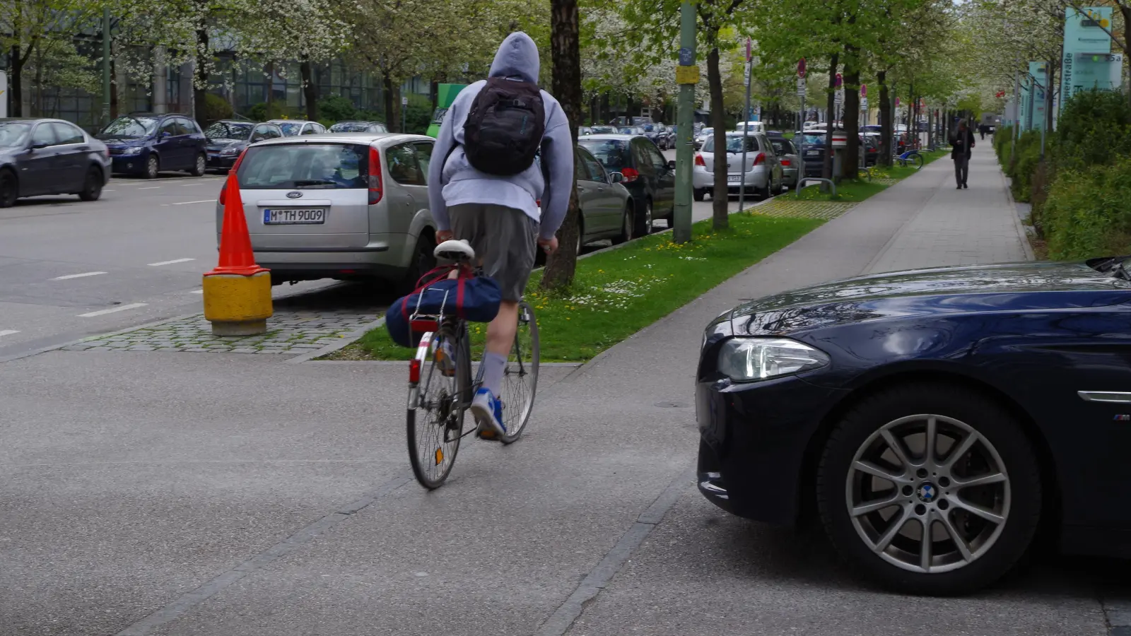 In der Elsenheimerstraße müssen Autofahrer, die aus den Ausfahrten kommen, gleich doppelt auf Radfahrer achten. Diese fahren auf dem baulichen Radweg und auch auf dem Schutzstreifen. (Foto: Beatrix Köber)