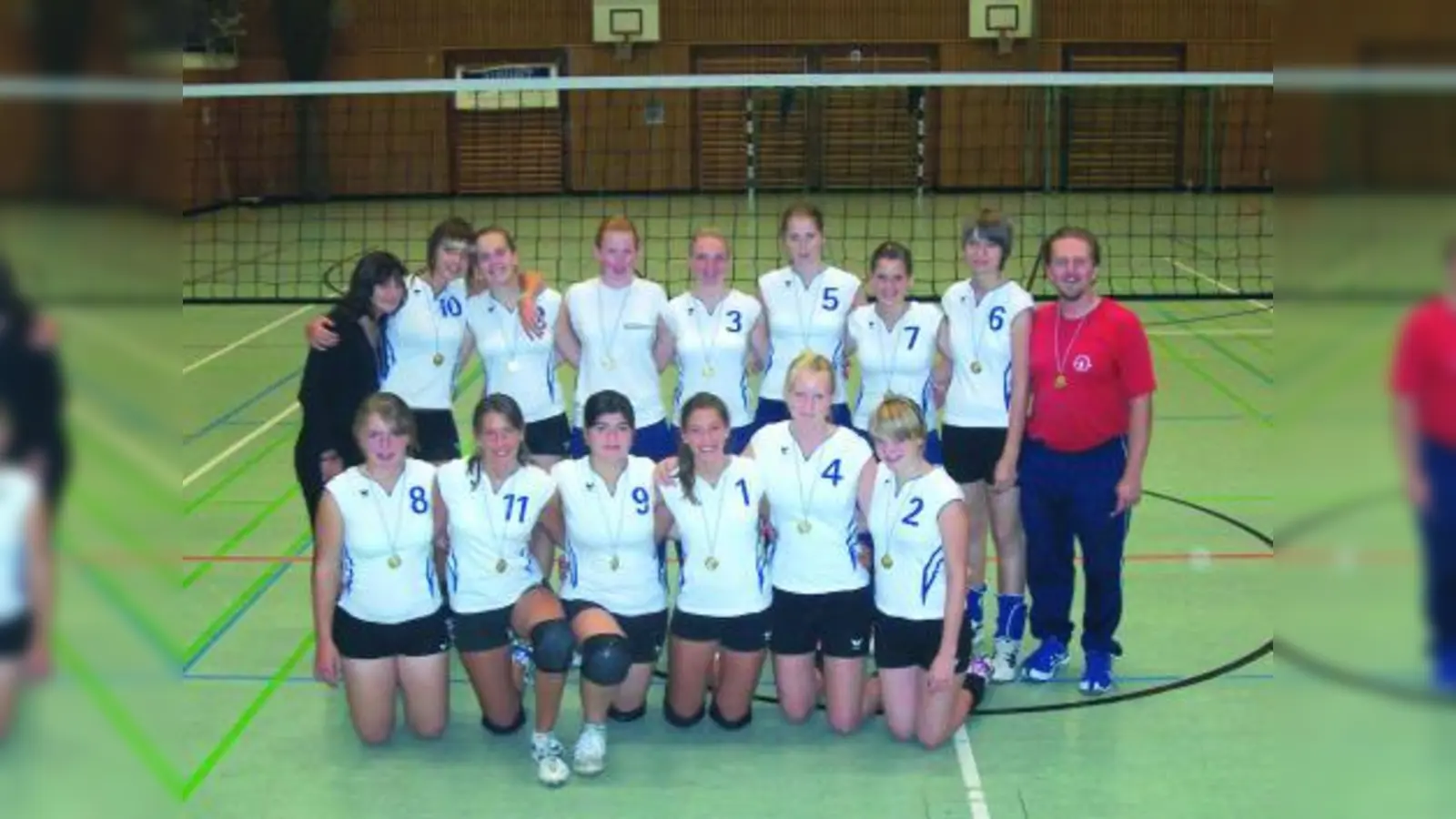 Die erfolgreichen Volleyballerinnen des SV Germering (hinten v.l.., Jugend in Klammer): Fio Schröder (A, B), Sophie Mathiesen (A, B), Coline Kuche(A, B), Stefanie Fröstl(A), Miriam Pfab(A), Stefanie Bartel(A), Andrea Härle(A), Christina Fleischmann(A, B) und Trainer Dali Durbek; vorne v.l.: Bettina Chocholaty (A,B,C), Nicole Brazerol (A,B), Pinar Peker (A,B,C), Jessica Brazerol (A,B), Susanne Artus (A,B) und Monika Marincic (A,B). (Foto: pi)