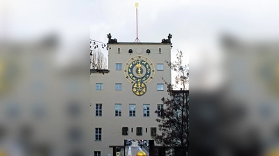 Die Astronomische Uhr über der Durchfahrt zur Zenneckbrücke. (Foto: Deutsches Museum)