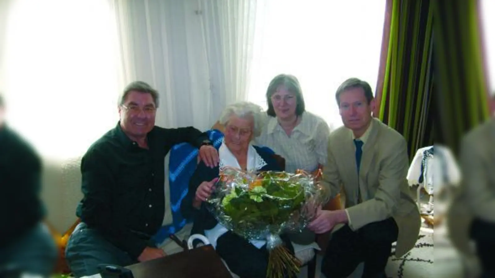Emma Kaiser (2.v.l.) mit (v.l.) Sohn Wilhelm, Dr. Marion Jung und Dr. Hans-Joachim Willerding. (Foto: wsp)