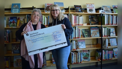 Annette Haseneder (l.) überreichte Schulleiterin Ute Woller die Spende. (Foto: Kleinfeldschule)