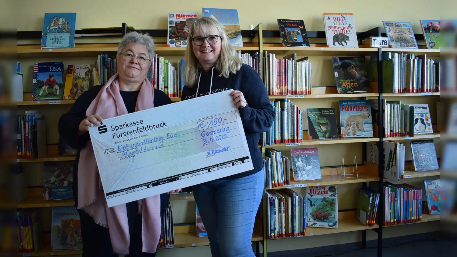 Annette Haseneder (l.) überreichte Schulleiterin Ute Woller die Spende. (Foto: Kleinfeldschule)