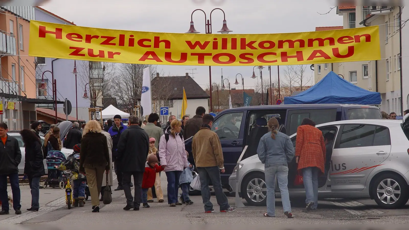 „Herzlich willkommen zur Autoschau” - aber in diesem Jahr findet sie erstmals auf der Römerstraße statt. (Foto: pst)