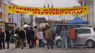 „Herzlich willkommen zur Autoschau” - aber in diesem Jahr findet sie erstmals auf der Römerstraße statt. (Foto: pst)