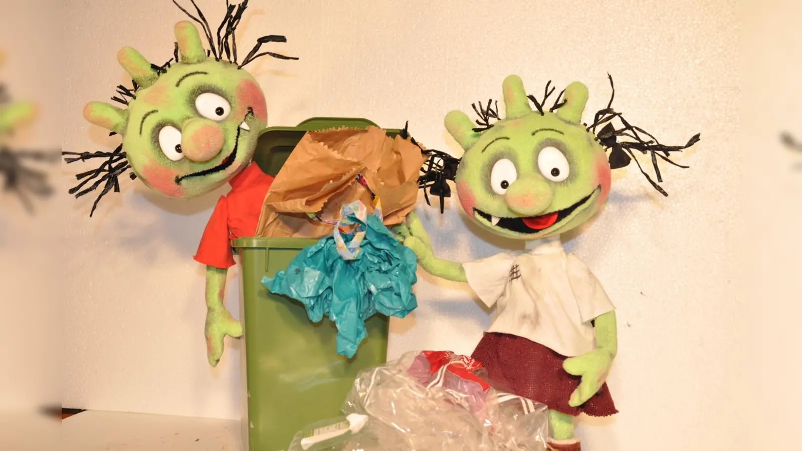 Jede Menge Müll: Willkommen im Olchi-Leben! (Foto: Kammerpuppenspiele Bielefeld)