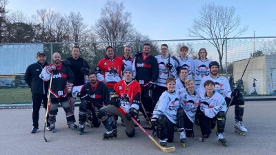 Als Highlight der Abrissfeier spielte das Team „Next Generation” gegen die „Hockeyplatz Legenden”. Zur Eröffnung des Interimsplatzes findet das Rückspiel statt. (Foto: Verein)