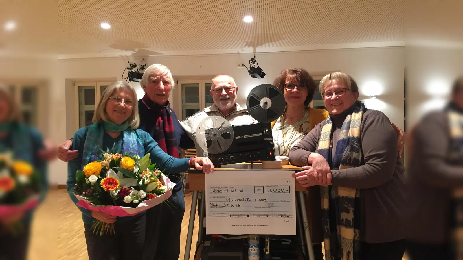 Filme für einen guten Zweck mit Schecküberreichung. Im Bild links das Ehepaar Ruth und Adi Stark. Rechts das Ehepaar Schmid mit Ingrid Lindner, die die Abende organisiert, in der Mitte. (Foto: privat)