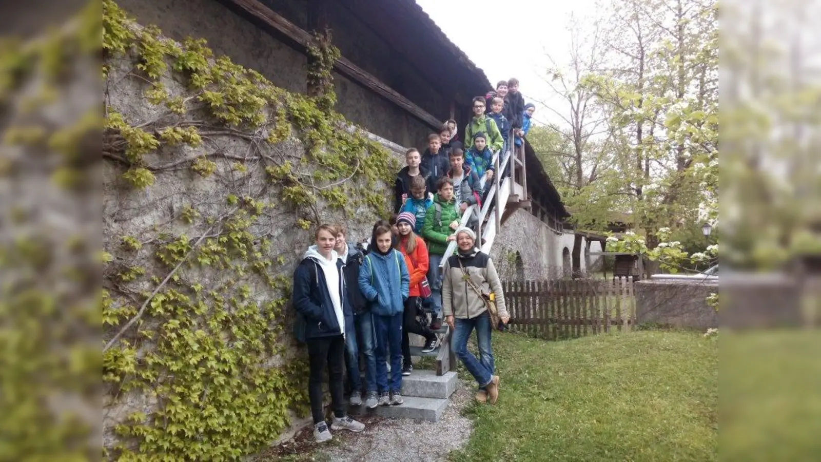 Gruppenbild an Treppe zum Ehrgang der Stadtmauer: Die Siebtklässler der Weilheimer Realschule. (Foto: RSWM)