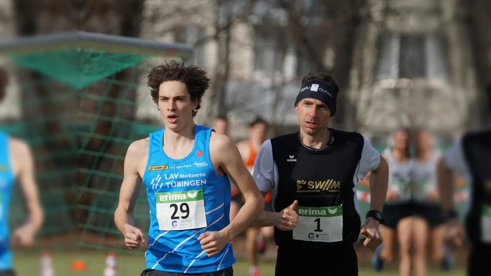 Der 2. Münchner Stadion-Cross und die Oberbayerischen Crosslaufmeisterschaften waren ein voller Erfolg. Sportlich dabei: Robert Baumann und Johannes Hillebrand. (Foto: Dieter Kloos)