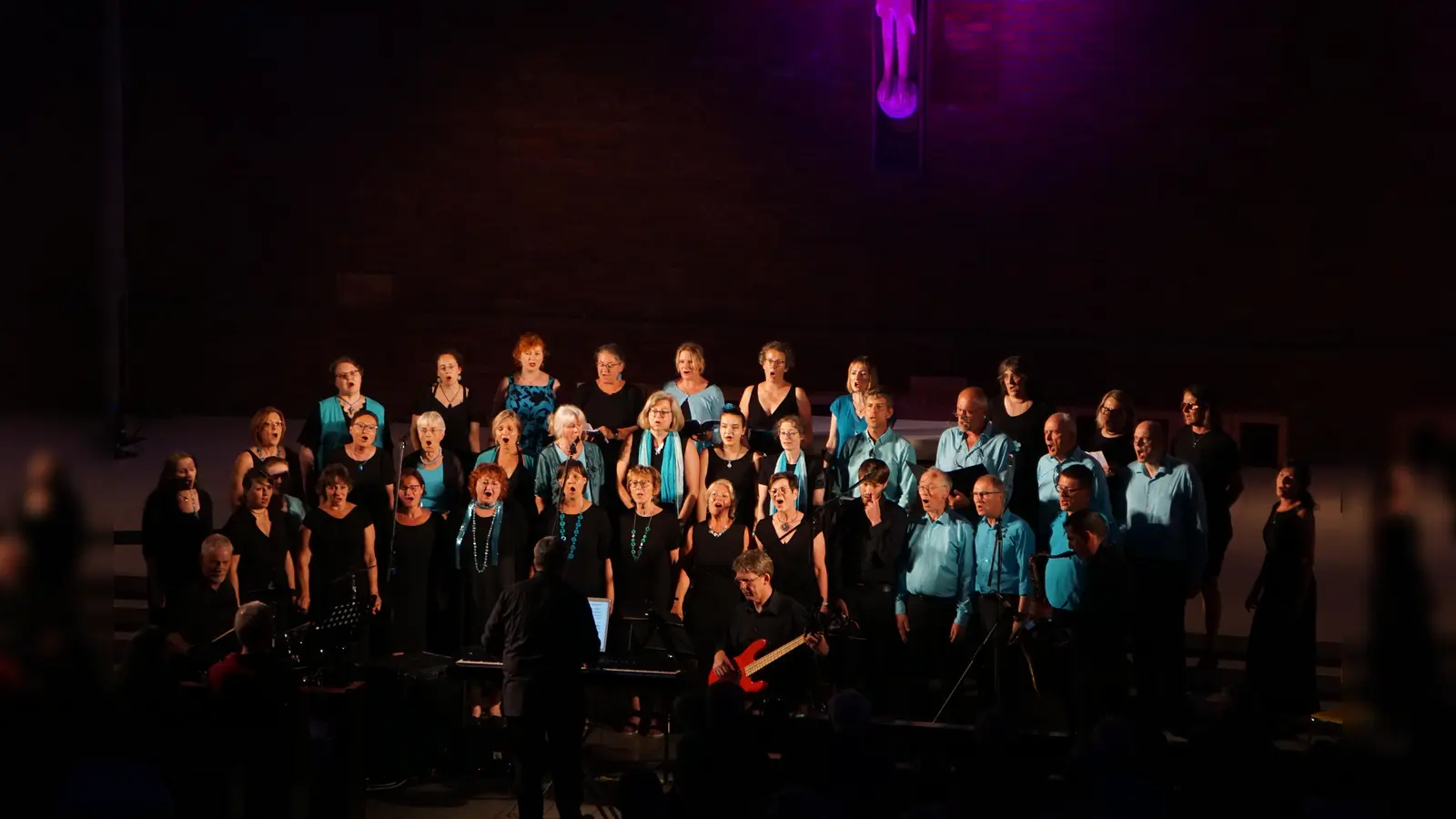 Eine „Sentimental Journey” unternimmt der Crossover-Chor SoundAround am 25. Oktober anlässlich ihres 25. Jubiläum. (Foto: SoundAround)