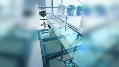 Begehbares Glas kann im Innenbereich sowohl ästhetische als auch raumbildende Funktionen übernehmen. (Foto: djd/ClimaplusSecurit)