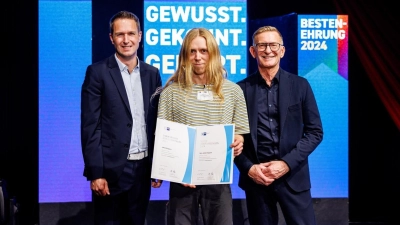 Urkunde übeergeben: v.l. Florian Schardt,Vizepräsident IHK Regionalausschuss Erding-Freising, Jakob Küppers und Hubert Schöffmann, IHK-Bereichsleiter Berufliche Bildung IHK München Oberbayern. (Foto: Matthias Balk)
