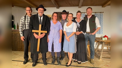 Die D’Gmoagaukler z’Inning bestehend aus (von links) Andi Sturm (spielt Buchhalter), Olaf Möller (spielt Boarndlkramer), Claudia Schön (spielt Wirtin), Werner Röslmair (spielt Hausl), Lucy Dietz (spielt Kellnerin), Christine Hartweg (spielt Pfarrersköchin) und Daniel Großkopf (spielt Gelegenheitsarbeiter). (Foto: Katrin Bauer)