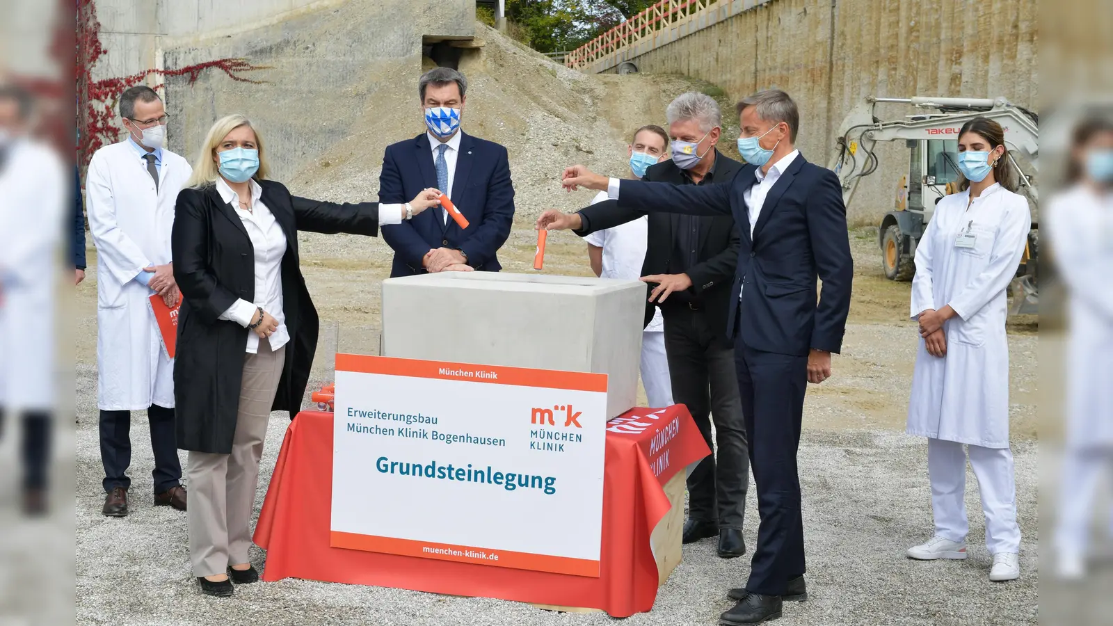 Gemeinsam mit Mitarbeitenden aus Ärzteschaft und Pflege versenkten (von links) Ministerin Melanie Huml, Ministerpräsident Markus Söder, OB Dieter Reiter und München-Klinik-Geschäftsführer Axel Fischer gute Wünsche im Grundstein.  (Foto: München Klinik)