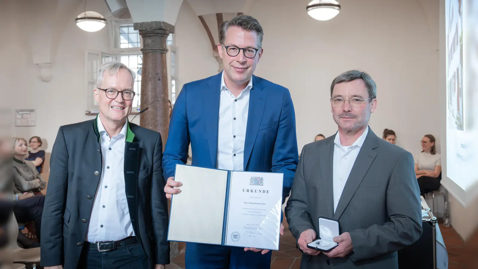 Michael Kammerloher (r.) erhielt seine Auszeichnung von Kunstminister Markus Blume und Generalkonservator Prof. Mathias Pfeil.  (Foto: Axel Koenig)