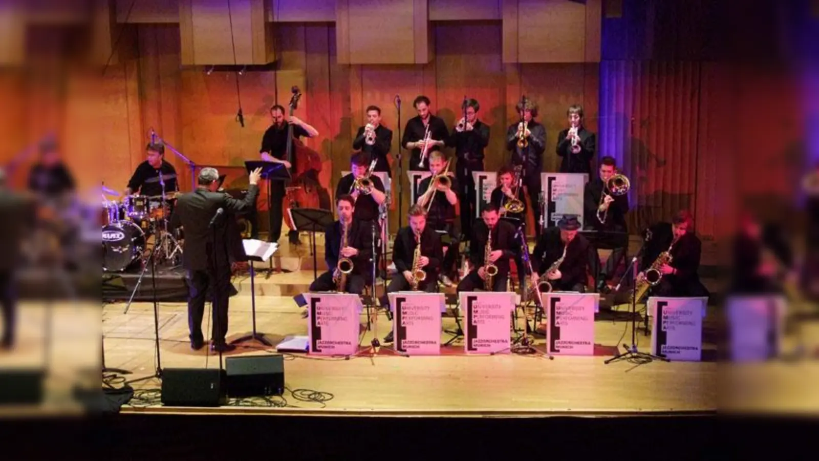 Ausgewählte Ensembles des Jazz Instituts, Studierende und Lehrende gleichermaßen, zeigen auf der Bühne die ganze Bandbreite des Jazz. (Foto: VA)