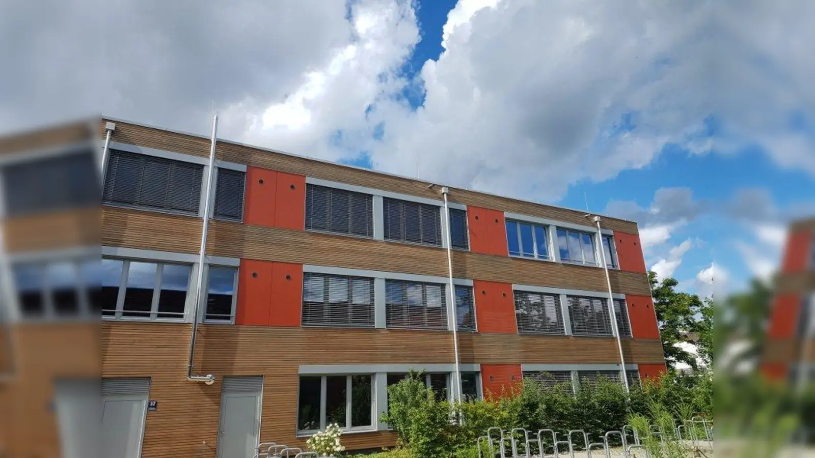 Neben dem Louise-Schroeder-Gymnasium befindet sich auch die Carl-Spitzweg-Realschule und sowie die Pfarrer-Grimm-Grundschule auf dem Gelände des Schulcampus in Allach-Untermenzing. (Foto: USUS / Andreas Hesse)