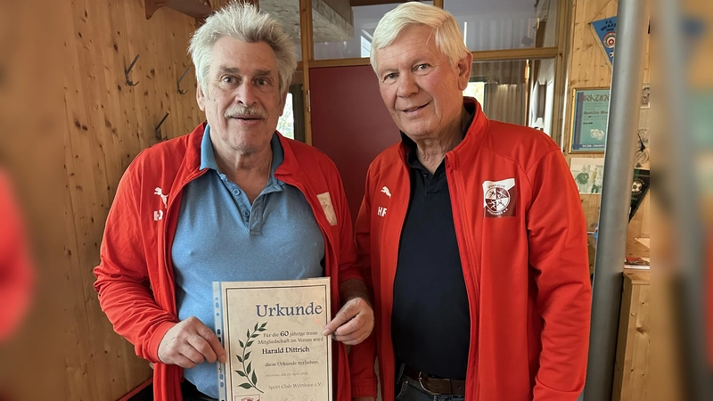 Harald Dietrich (l.) ist seit 60 Jahren aktives Mitglied im SC Wörthsee e.V. und immer noch als Trainer im Einsatz. 1. Vorsitzender Hans-Erdmann v. Roedern dankte für die Treue. (Foto: SC Wörthsee e.V.)
