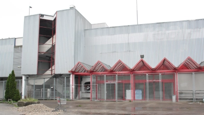 Noch in diesem Jahr soll der ehemalige real, der SIlvester 2016 aufgegeben wurde, abgerissen werden. (Foto: job)