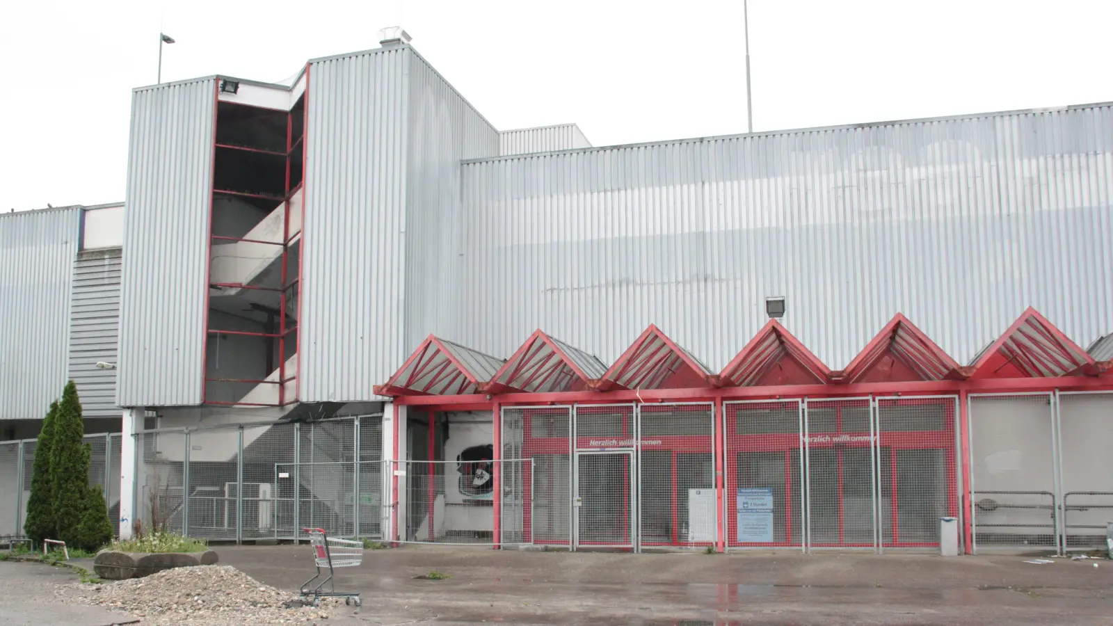 Noch in diesem Jahr soll der ehemalige real, der SIlvester 2016 aufgegeben wurde, abgerissen werden. (Foto: job)